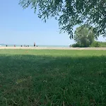 Mandulás A Kisház Dézsával és Kilátással A Balatonra
