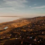 Mandulás A Kisház Dézsával és Kilátással A Balatonra * Balatongyörök