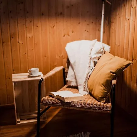 Mandulas A Kishaz Dezsaval Es Kilatassal A Balatonra Apartmán Balatongyörök