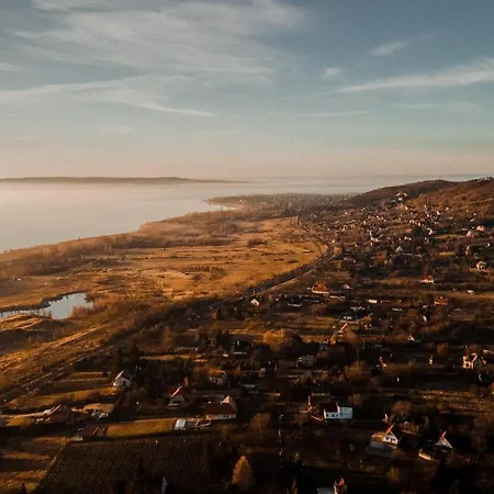 Mandulas A Kishaz Dezsaval Es Kilatassal A Balatonra * Balatongyörök