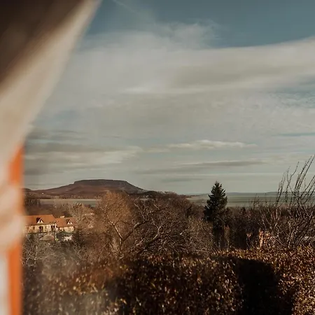Mandulás A Kisház Dézsával és Kilátással A Balatonra Balatongyörök