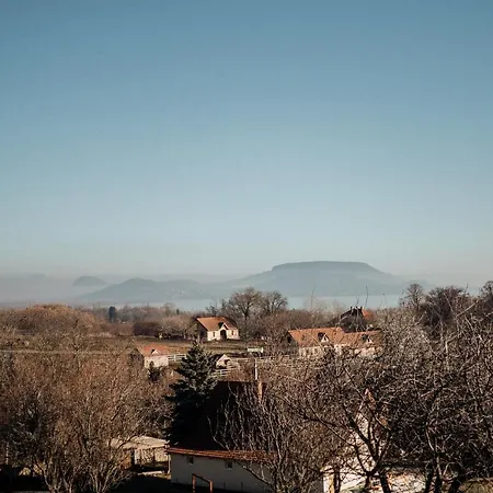 شقة Mandulas A Kishaz Dezsaval Es Kilatassal A Balatonra