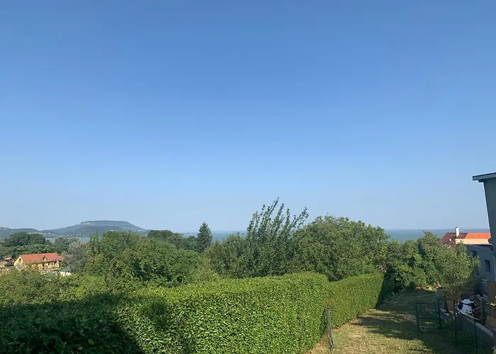 Mandulás A Kisház Dézsával és Kilátással A Balatonra * Balatongyörök