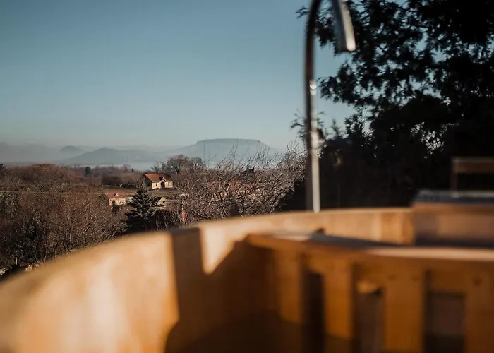 Mandulas A Kishaz Dezsaval Es Kilatassal A Balatonra شقة Balatongyörök