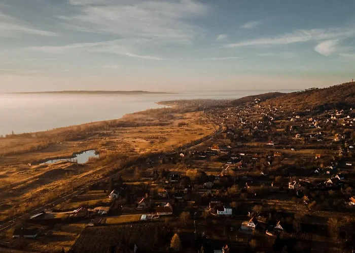 Mandulás A Kisház Dézsával és Kilátással A Balatonra * Balatongyörök