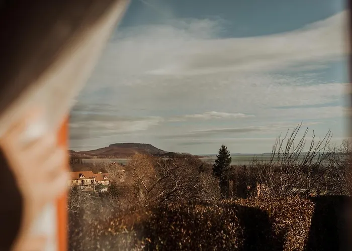 Mandulás A Kisház Dézsával és Kilátással A Balatonra Balatongyörök